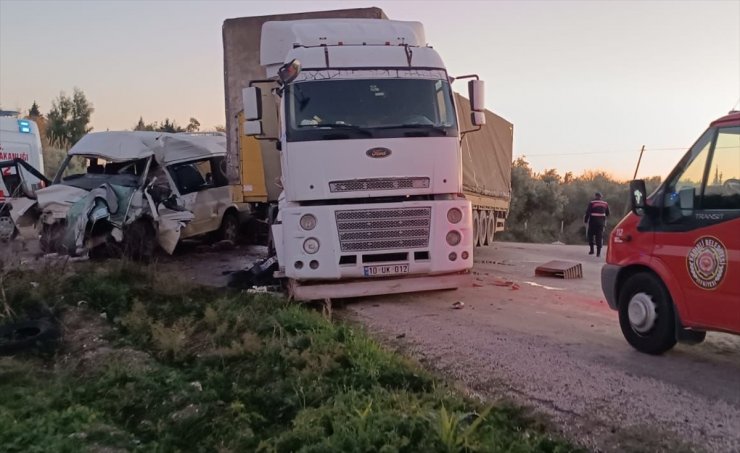 GÜNCELLEME - Osmaniye'de tarım işçilerini taşıyan minibüsle tır çarpıştı, 2 kişi öldü, 3 kişi yaralandı