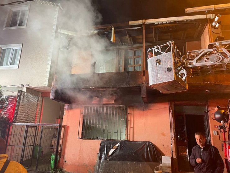 Beykoz’da 2 katlı binada çıkan yangın söndürüldü