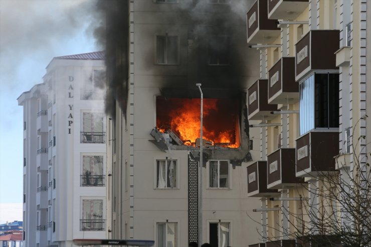 GÜNCELLEME - Kars'ta bir binada meydana gelen patlamada 3 kişi yaralandı