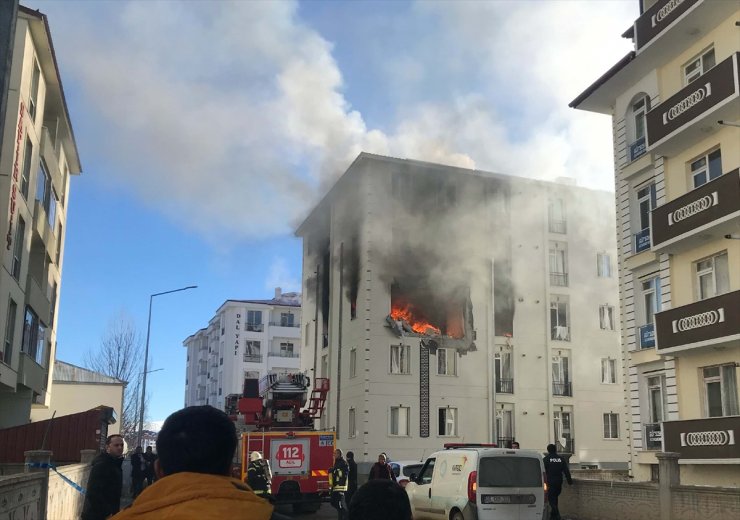 Kars'ta bir binada patlama sonrası yangın çıktı