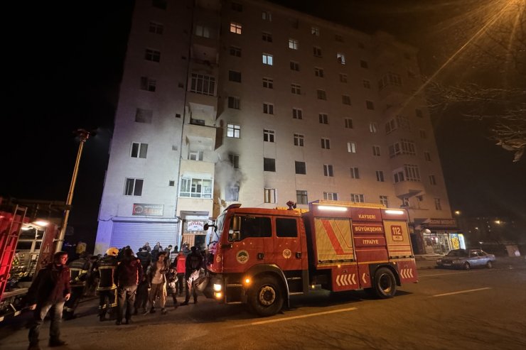 Kayseri'de apartman dairesindeki yangında 4 kişi dumandan etkilendi