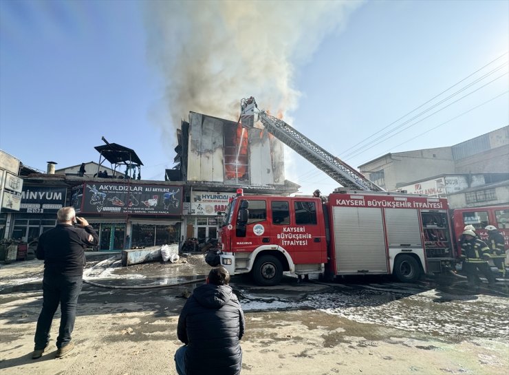 GÜNCELLEME - Kayseri'de sanayi sitesindeki bir iş yerinde çıkan yangın kontrol altına alındı