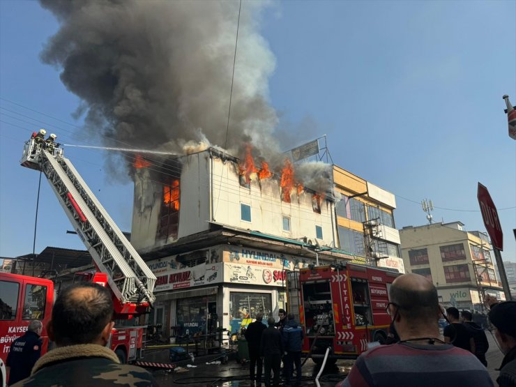 Kayseri'de sanayi sitesindeki bir iş yerinde yangın çıktı