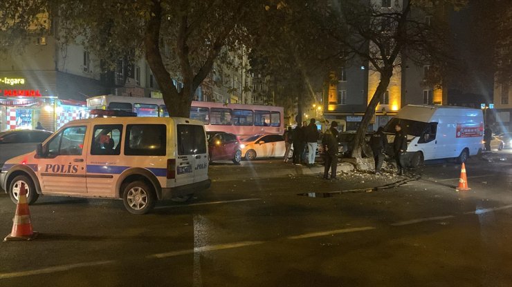 Kayseri'de zincirleme trafik kazasında 4 kişi yaralandı