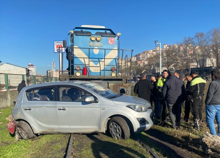 Zonguldak'ta hemzemin geçitte yük treninin çarptığı otomobildeki 3 kişi yaralandı