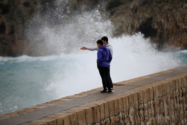 Antalya'da kuvvetli rüzgar ve sağanak etkili oluyor