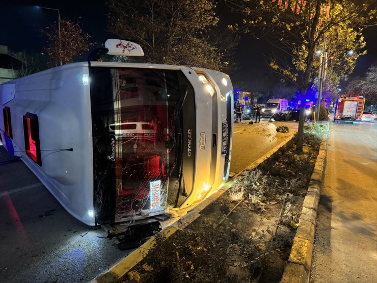 Elazığ'da midibüs ile otomobilin çarpıştığı kazada 5 kişi yaralandı