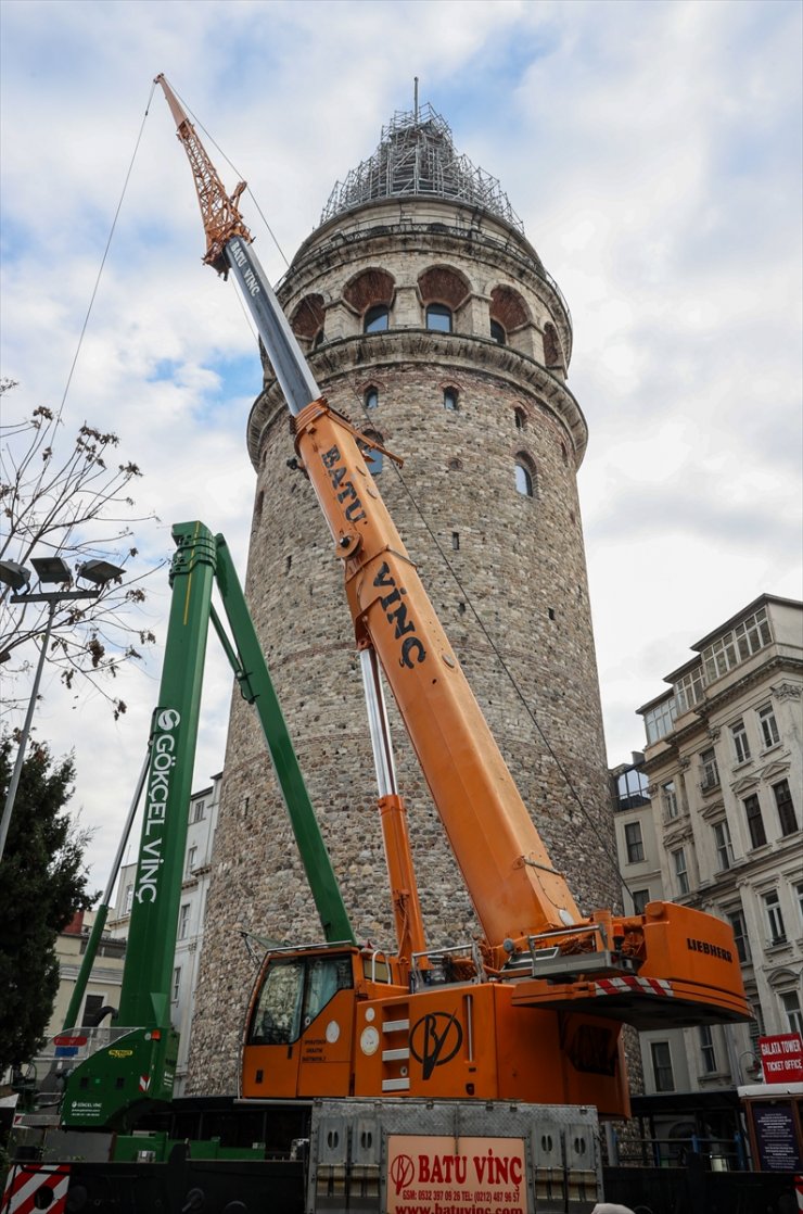 Göçmen kuşlar İstanbul'a dönmeden, Galata Kulesi'nin külahındaki restorasyon çalışmaları tamamlanacak