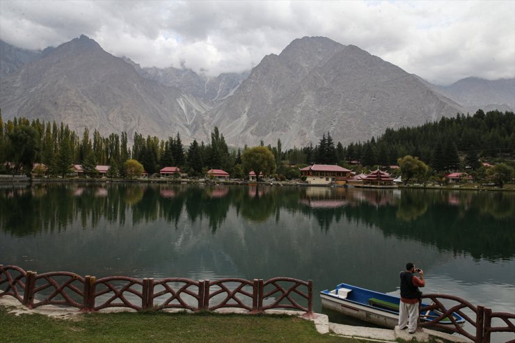 Himalaya Dağları'nın eteklerindeki saklı cennet: Şangrila Gölü