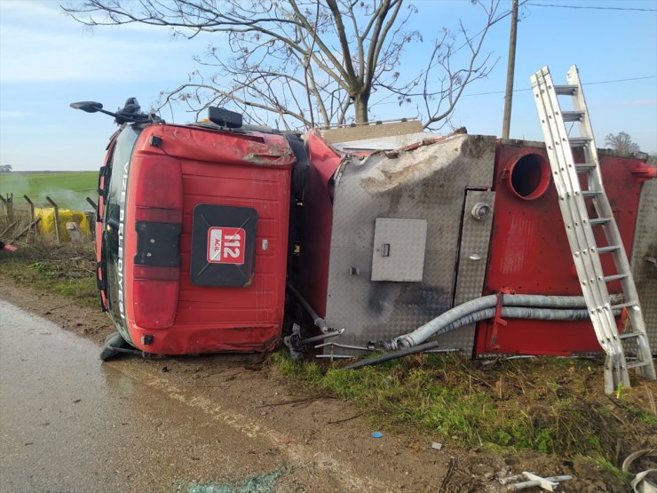 Kırklareli'nde kaza ihbarına giderken devrilen itfaiye aracındaki 3 itfaiye eri yaralandı