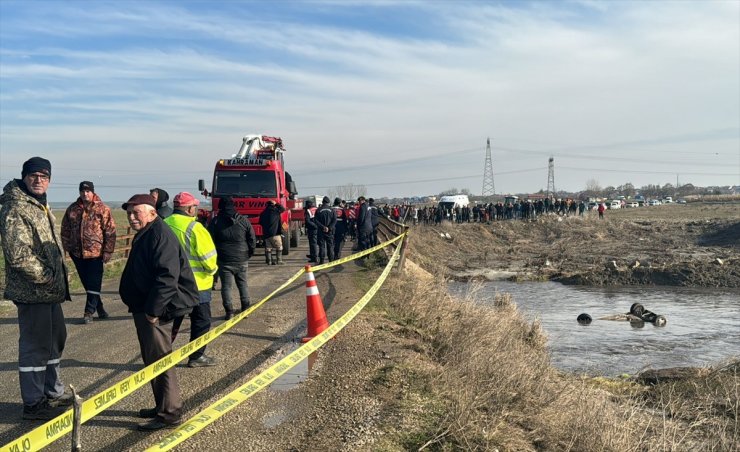 Kırklareli'nde nehre devrilen otomobili kurtarma çalışması başlatıldı