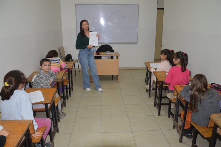 Sakarya'nın "gönüllü öğretmenleri" mahallenin çocuklarına ders anlatıyor