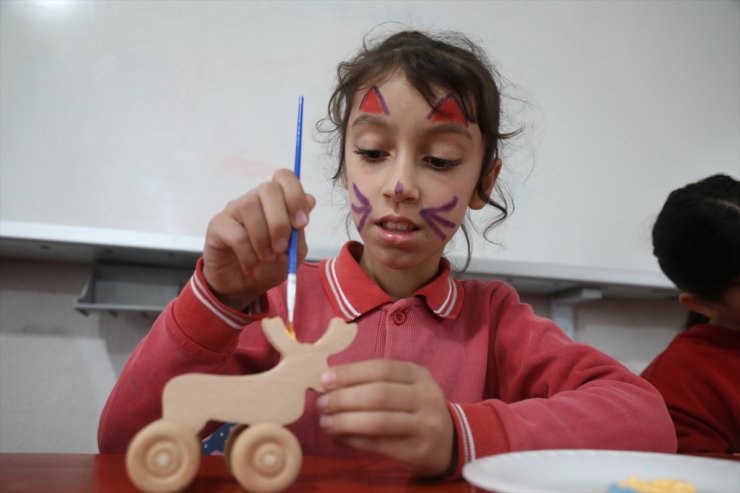 Samsun'da "köy okulu" öğrencileri boyadıkları ahşap oyuncakların sahibi oldu