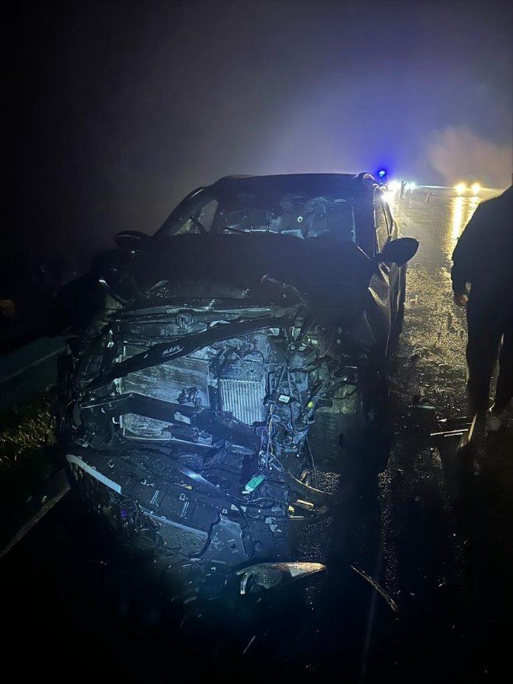 Bursa'da çarpışan iki otomobilden birinin alev aldığı kazada 7 kişi yaralandı