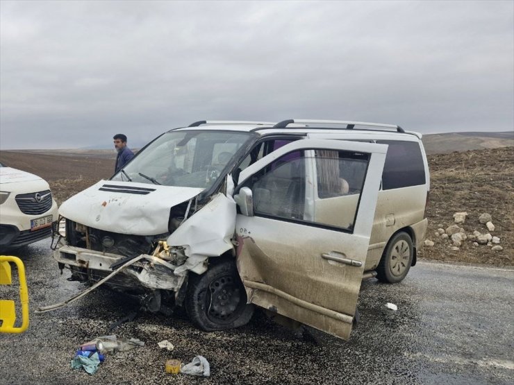 Çorum'da minibüsle otomobil çarpıştı, 5 kişi yaralandı