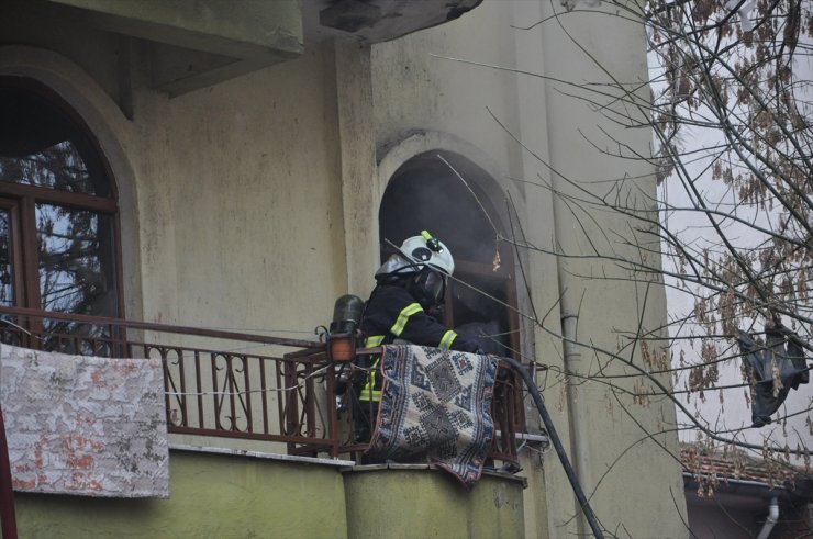 Kırklareli'nde bir apartmanın 2. katında çıkan yangın söndürüldü