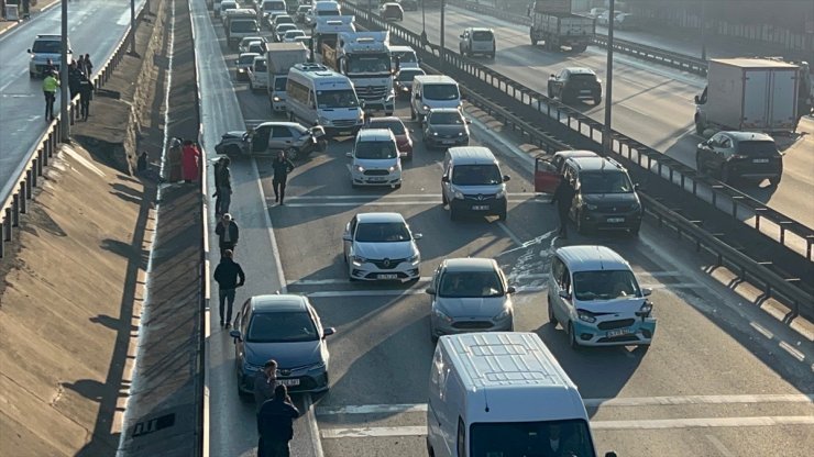 Kocaeli'de 8 aracın karıştığı zincirleme trafik kazasında 3 kişi yaralandı