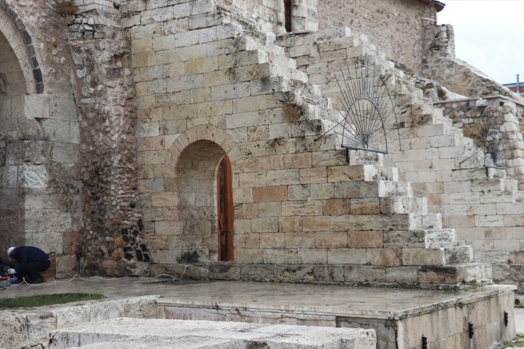 Sivas'ta Çifte Minareli Medrese'nin duvarlarına yazılan yazılar silindi