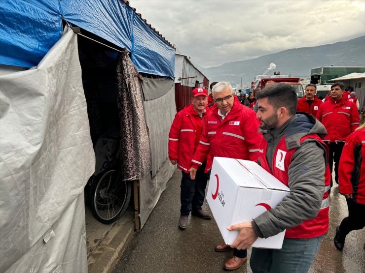 Türk Kızılay Osmaniye'de depremzedelere kışlık giysi ve malzeme desteğinde bulundu