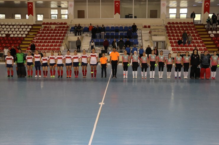 Amasya'da hokey sporcuları, şehit askerler için saygı duruşunda bulundu