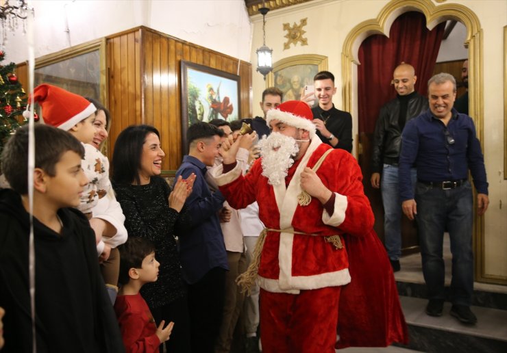 Hatay'da depremlerde az hasar alan kilisede geleneksel Noel hediyeleri dağıtıldı