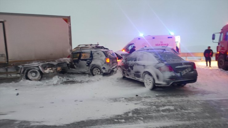 Kars'ta zincirleme trafik kazasında 4 kişi yaralandı