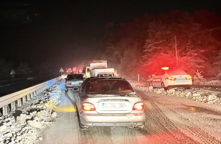 Kastamonu'da kar yağışı nedeniyle araçlar yolda kaldı