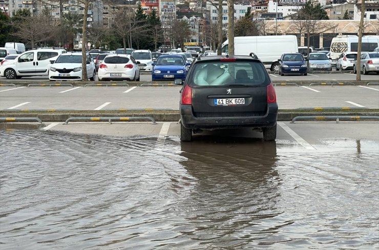 Kocaeli'de fırtına nedeniyle deniz taştı, otomobillerin üzerine ağaç devrildi