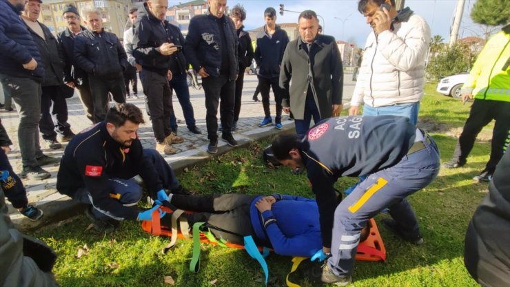 Sakarya'da motosiklete çarpmamak için manevra yaparken devrilen otomobilin sürücüsü yaralandı