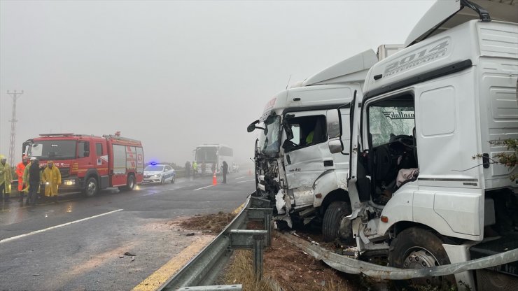 GÜNCELLEME - Şanlıurfa'da otobüs ve 2 tırın karıştığı kazada, 1 kişi öldü, 15 kişi yaralandı