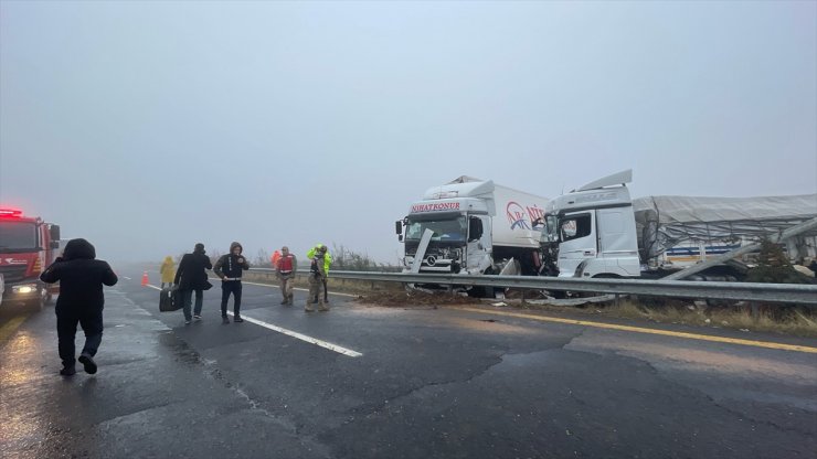 Şanlıurfa'da otobüs ve 2 tırın karıştığı kazada, 1 kişi öldü, 9 kişi yaralandı