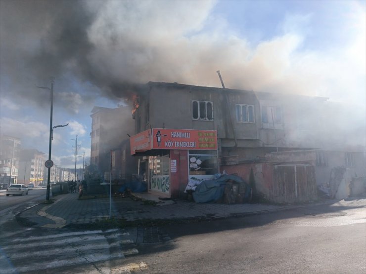 Sivas'ta iki katlı evin çatısında çıkan yangın hasara yol açtı