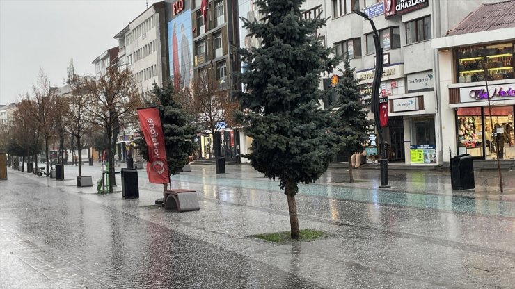 Karabük'ün yüksek kesimlerinde kar, kent merkezinde sağanak etkili oldu