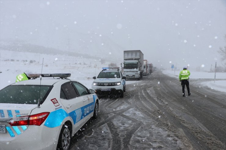 Erzincan'da kar ve tipi nedeniyle ulaşım güçlükle sağlanıyor