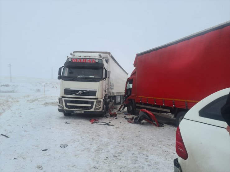 Erzurum'da tırla çarpışan kamyonun sürücüsü yaralandı