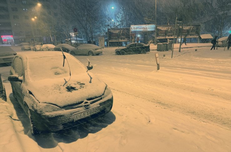 Erzurum'da yoğun kar yağışı ve tipi etkili oluyor