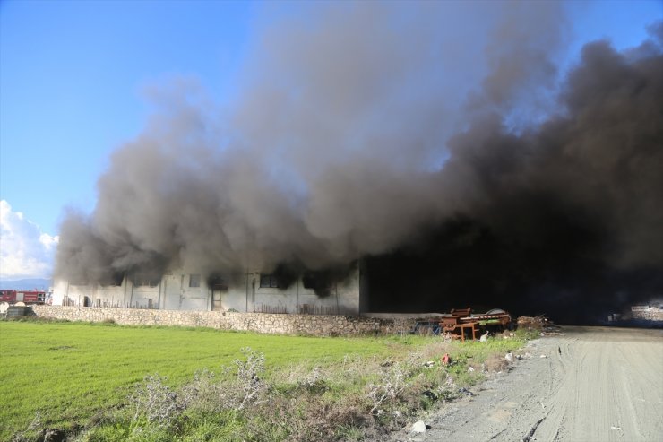 Hatay'da mobilya fabrikasında çıkan yangına müdahale ediliyor