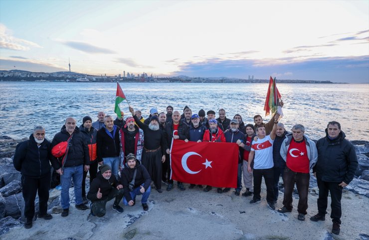 İstanbul'da bir grup yüzücü İsrail'i protesto etmek için kulaç attı