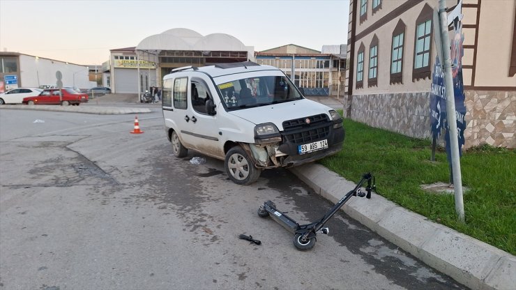 Samsun'da hafif ticari araçla scooter çarpıştı 2 kişi yaralandı