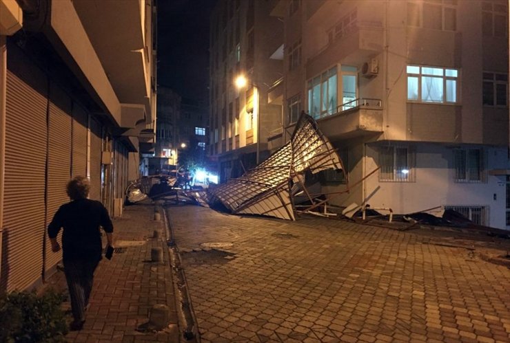 Samsun'da şiddetli rüzgar nedeniyle bazı evlerin çatıları ve araçlar zarar gördü