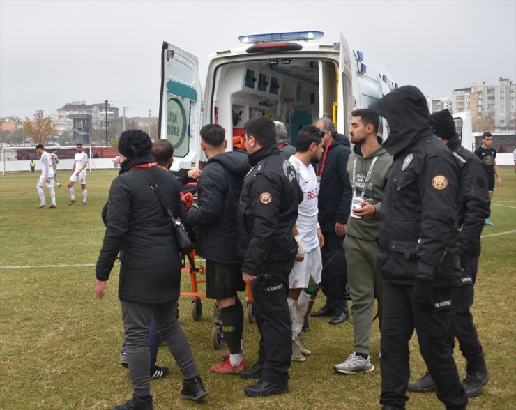 Şanlıurfa'da maç esnasında dili boğazına kaçan futbolcu hastaneye kaldırıldı