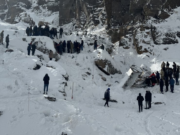 GÜNCELLEME 3 - Ağrı'da yol açma çalışması yapan iş makinesi uçuruma yuvarlandı, 4 kişi öldü