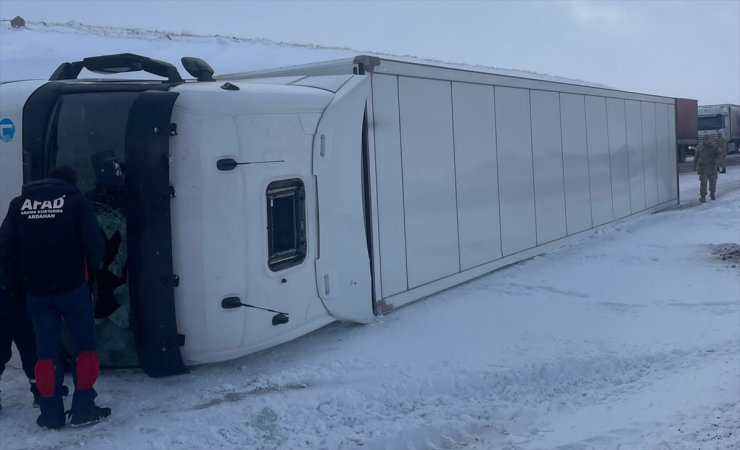 Ardahan'da devrilen tır, ulaşımı aksattı