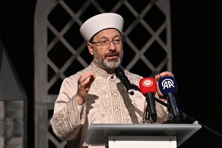 Diyanet İşleri Başkanı Erbaş, Üsküdar'da "Hayata Köprü Sanat" projesi etkinliğinde konuştu: