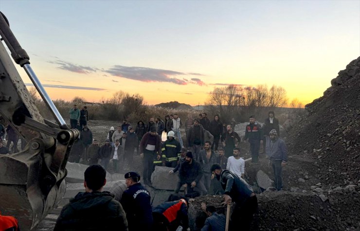 GÜNCELLEME - Diyarbakır'da çöken istinat duvarının altında kalan 2 işçiden 1'i kurtarıldı, diğerinin cansız bedenine ulaşıldı