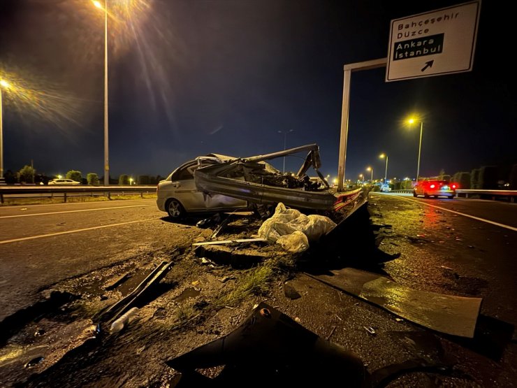 Düzce'de bariyere çarpan otomobildeki 2 kişi yaralandı