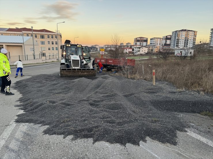 Edirne'de devrilen 5 ton ayçiçeği yüklü traktör römorku trafiği aksattı