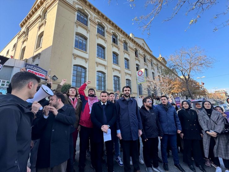 İstanbul'da üniversitede "mescide ayakkabıyla girilmesi" protesto edildi