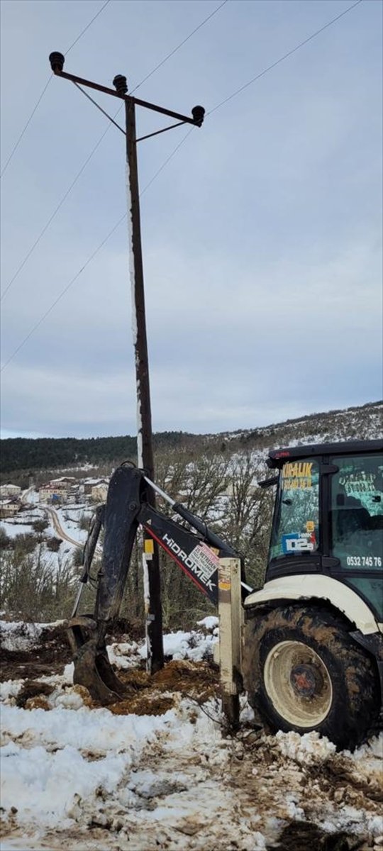 Karabük'te fırtınada direklerin devrilmesi nedeniyle 18 köye elektrik verilemiyor