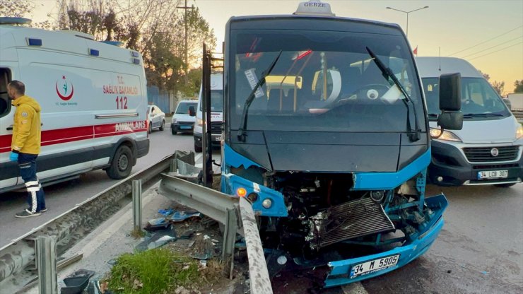 Kocaeli'de bariyere çarpan minibüsteki 15 yolcu yaralandı